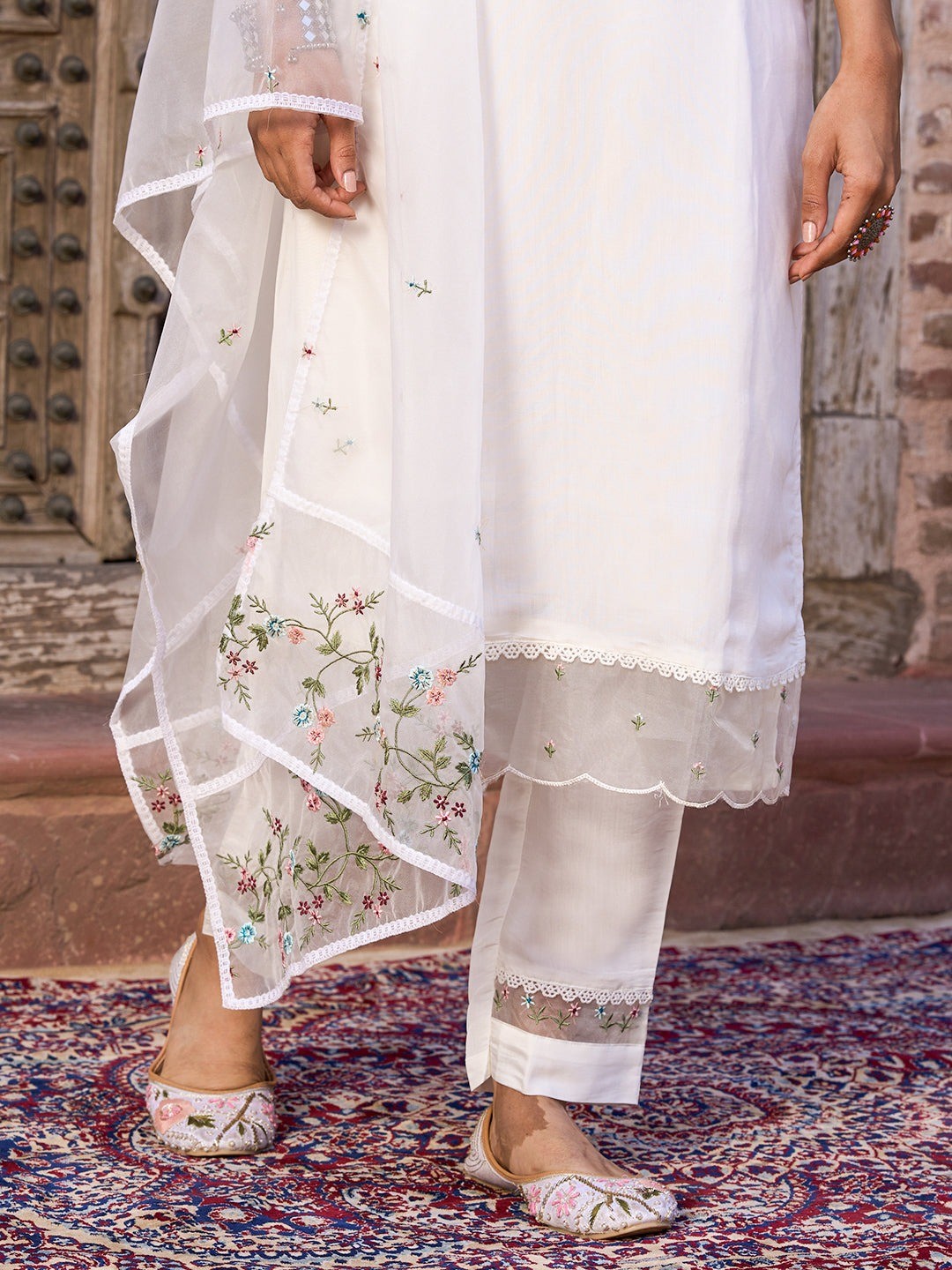 Solid Resham Embroidered kurta with Pants & Resham Embroidered Organza Dupatta