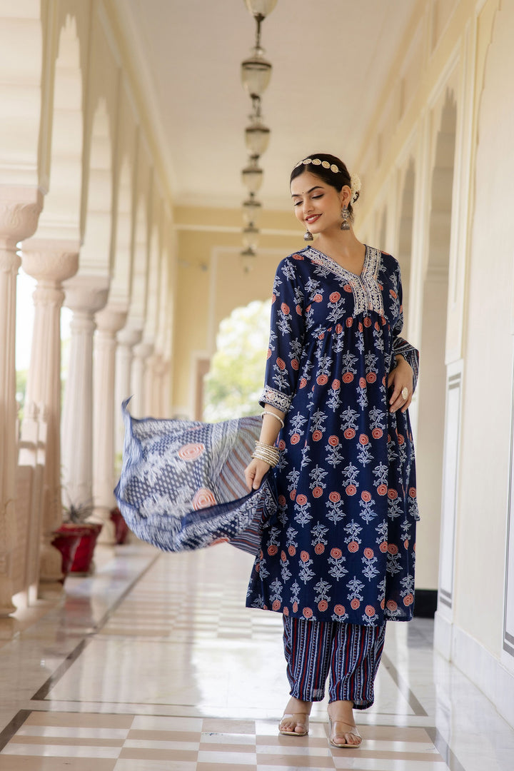 Women Embroidered Kurta and Pant Set With Dupatta